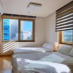 Warm 2Br Stay 1 Min From Subway