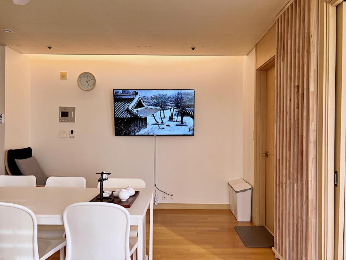 Warm 2br 1 Min From Subway