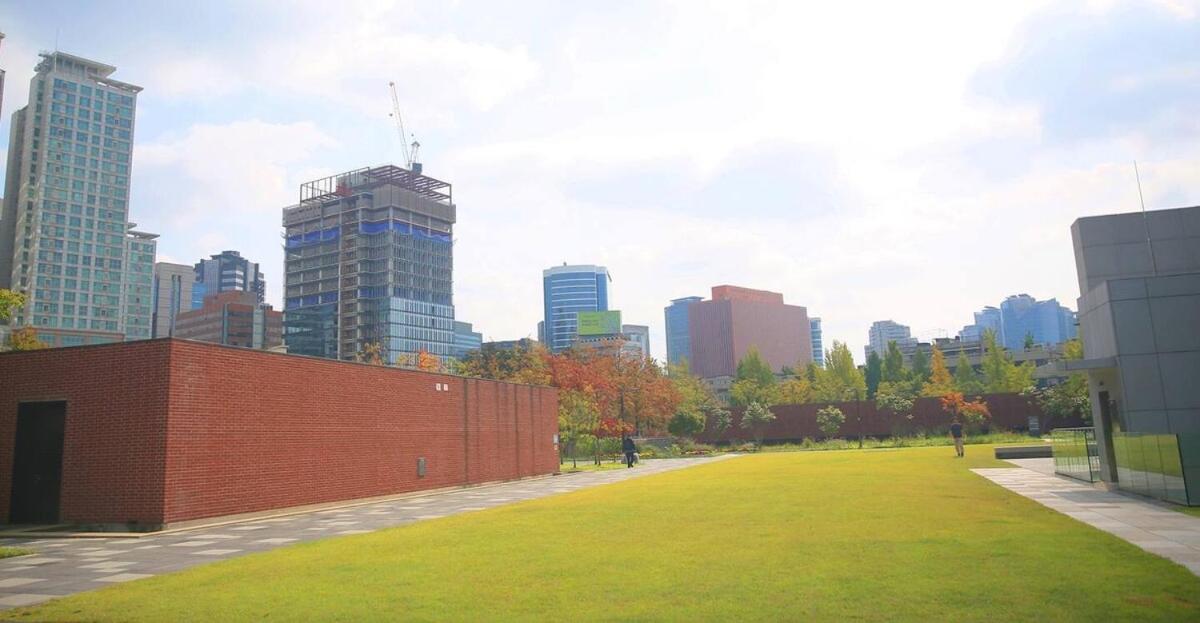 Warm 2br 1 Min From Subway Apartment