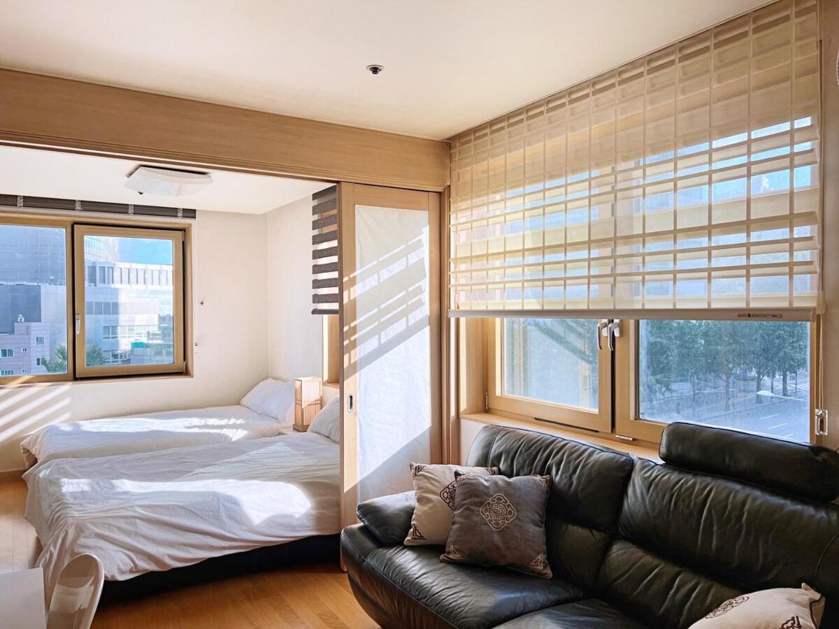 Warm 2br 1 Min From Subway